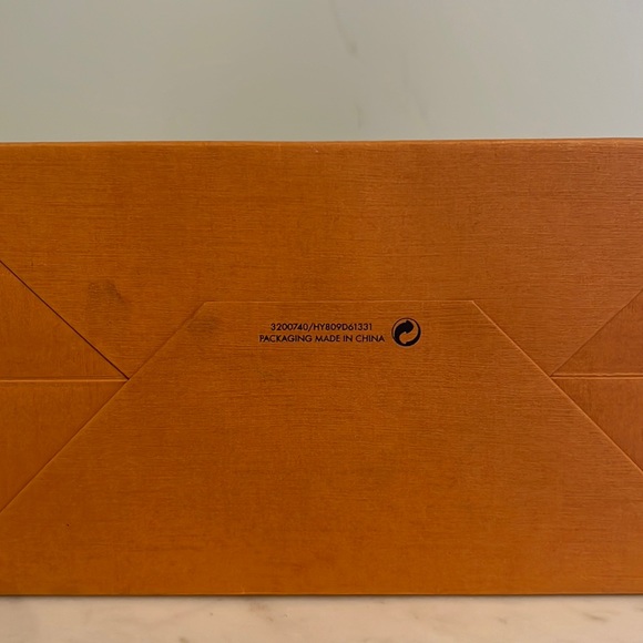 Louis Vuitton Shopping Bag - Picture 9 of 16